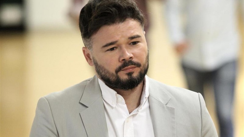 El portavoz de ERC en el Congreso de los Diputados, Gabriel Rufián, se dirige a su reunión con el PSOE dentro de la nueva ronda de encuentros previos a la investidura del candidato socialista. | Eduardo Parra - Europa Press ep el portavoz de erc en el congreso de los diputados gabriel rufian se dirige a su reunion con el
