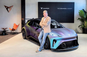 ep el presidente de cupra wayne griffiths posando ante el urbanrebel concept car en munich alemania