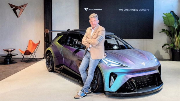 ep el presidente de cupra wayne griffiths posando ante el urbanrebel concept car en munich alemania