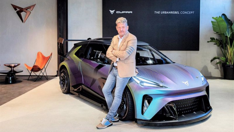 ep el presidente de cupra wayne griffiths posando ante el urbanrebel concept car en munich alemania