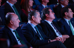 ep el presidente de la ceoe antonio garamendi segundo por la derecha entre el presidente de la junta