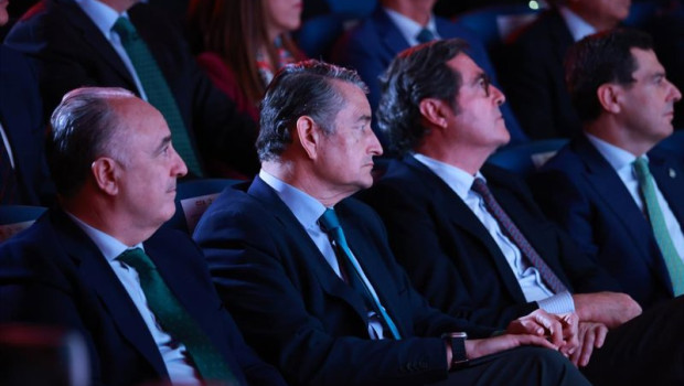 ep el presidente de la ceoe antonio garamendi segundo por la derecha entre el presidente de la junta