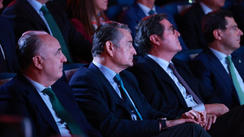 El presidente de la CEOE, Antonio Garamendi, segundo por la derecha, entre el presidente de la Junta, Juanma Moreno, y el consejero de Sanidad, Presidencia y Emergencias, Antonio Sanz. | ROCIO RUZ / EUROPA PRESS ep el presidente de la ceoe antonio garamendi segundo por la derecha entre el presidente de la junta