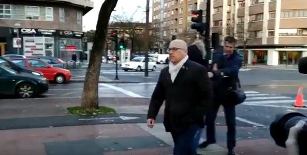 El principal condenado por el conocido como 'caso De Miguel' , Alfredo De Miguel, llega a la Audiencia Provincia de Álaval, que decidirá si ingresa en prisión de forma inmediata | EUROPA PRESS ep el principal condenado por el conocido como caso de miguel alfredo de miguel llega a la audiencia