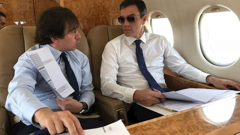 El secretario general de Asuntos Internacionales, Unión Europea, G20 y Seguridad Global, José Manuel Albares, y el presidente del Gobierno, Pedro Sánchez, en un avión Falcon. De archivo. | MONCLOA - Archivo ep el secretario general de asuntos internacionales union europea g20 y seguridad global jose manuel