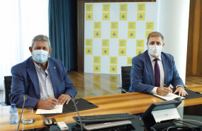 ep el secretario general de upa lorenzo ramos y el presidente de correos juan manuel serrano firman