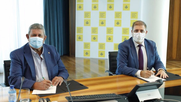 ep el secretario general de upa lorenzo ramos y el presidente de correos juan manuel serrano firman