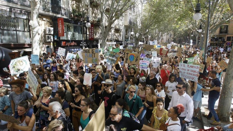 Varios estudiantes se manifiestan en Palma de Mallorca (Islas Baleares/España) para exigir soluciones al calentamiento global dentro del marco de la huelga mundial por el clima en la que 150 países reivindican a los gobiernos acciones contra el cambio cli | Isaac Buj - Europa Press ep espana para exigir soluciones al calentamiento global dentro del marco de la huelga mundial por