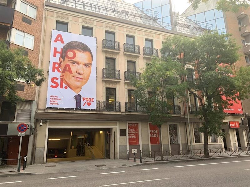 ep fachada de ferraz con el lema de campana