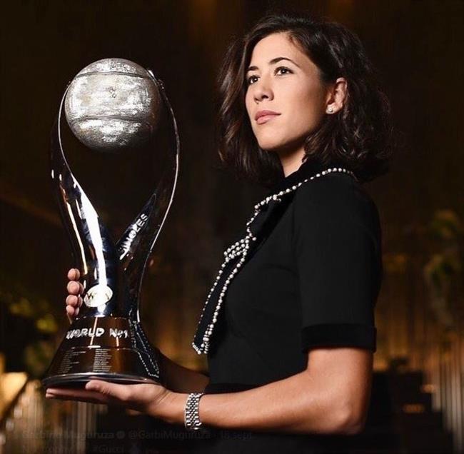 Garbiñe Muguruza recoge su trofeo que la acredita como número 1 WTA | TWITTER ep garbine muguruza recogetrofeola acreditanumero 1 wta
