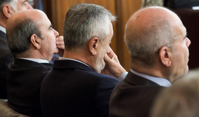 Griñán y Chaves durante una sesión del juicio de los ERE de Andalucía | Archivo/Pool ep grinanchaves durantesesionjuiciolos ereandalucia