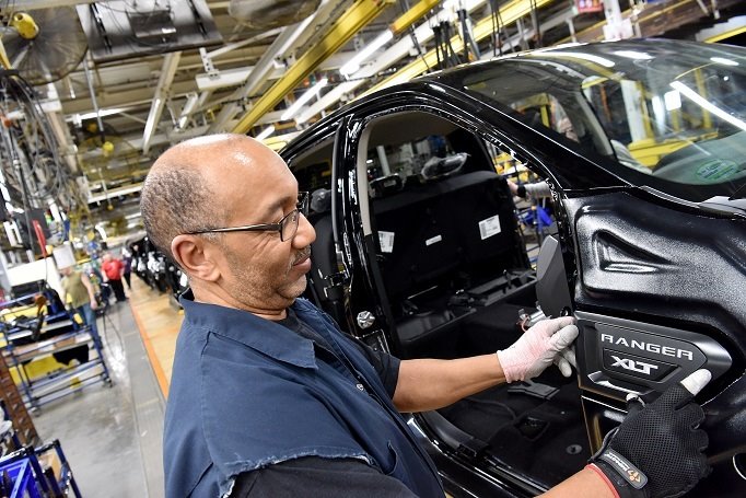 ep imagen de un operario de una fabrica de ford