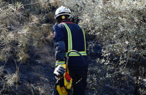 ep imagenun bomberola comunidadmadrid trabajandoincendiocadalsolos vidrios