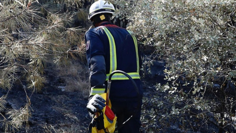 ep imagenun bomberola comunidadmadrid trabajandoincendiocadalsolos vidrios
