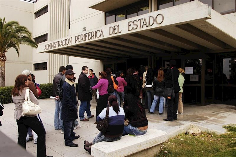 ep inmigrantes en cola en la oficina de extranjeria en mallorca ep inmigrantes en cola en la oficina de extranjeria en mallorca