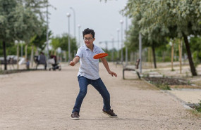 ep isaac de diez anos y con sindrome de down juega al frisbee en las inmediaciones de su domicilio