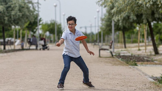 ep isaac de diez anos y con sindrome de down juega al frisbee en las inmediaciones de su domicilio