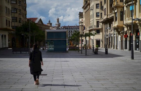 ep la comercial avenida carlos iii de pamplona vacia por sus tiendas cerradas durante el estado de