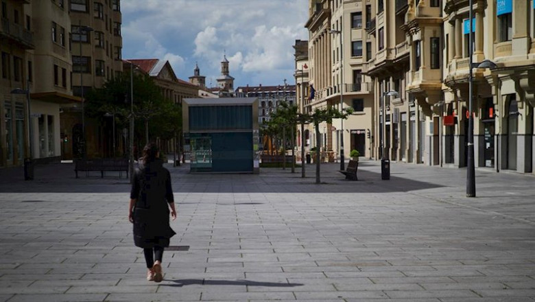 ep la comercial avenida carlos iii de pamplona vacia por sus tiendas cerradas durante el estado de