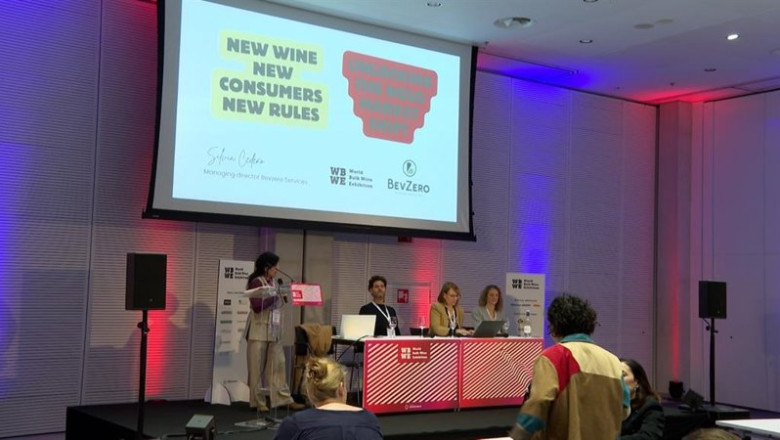 La directora del grupo BevZero Services, Silvia Cedeño, y el sumiller David Seija, en una de las mesas de la WVBE. | EUROPA PRESS ep la directora del grupo bevzero services silvia cedeno y el sumiller david seija en una de las