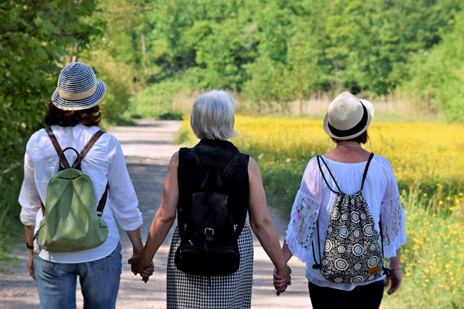 ep mujeres mujeres andando senoras mayores amigas ep mujeres mujeres andando senoras mayores amigas