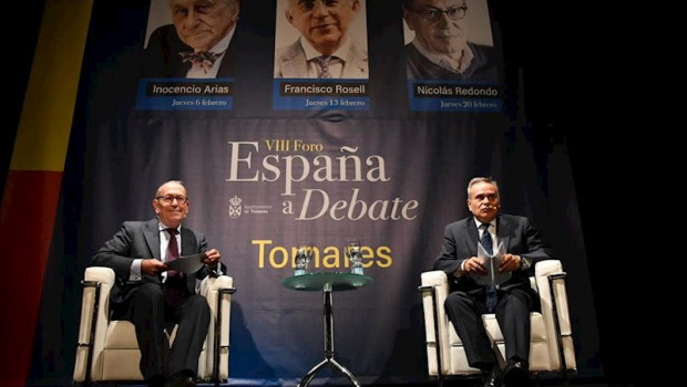 ep nicolas redondo junto al periodista cristobal cervantes en el ciclo espana a debate