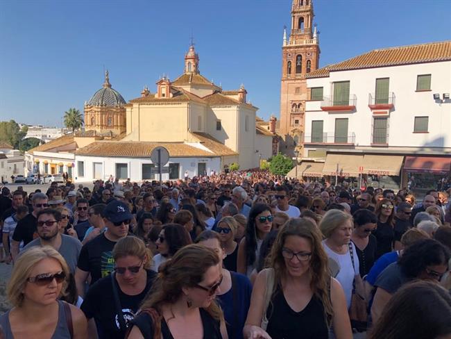 Numerosas personas se agolpan en las calles de Carmona reclamando más seguridad | EUROPA PRESS ep numerosas personasagolpanlas callescarmona reclamandoseguridad