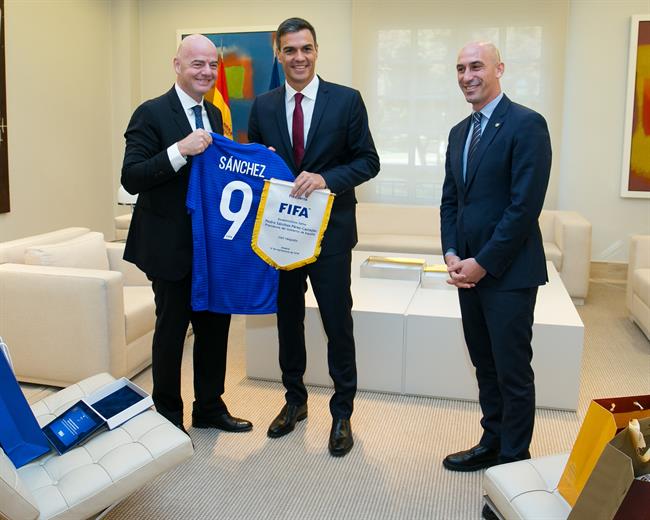 Pedro Sánchez con los presidentes de la FIFA, Infantino, y RFEF, Luis Rubiales | POOL MONCLOA/FERNANDO CALVO ep pedro sanchezlos presidentesla fifa infantino y rfef luis rubiales