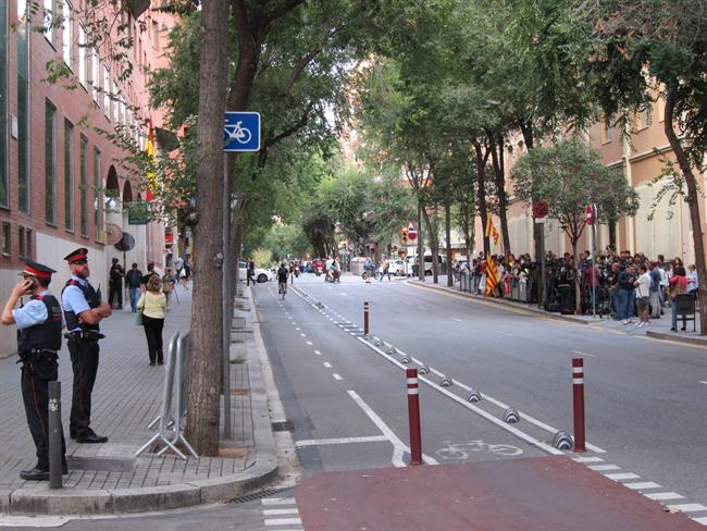 Protesta ante la Guardia Civil ante las detenciones por el referénum | EUROPA PRESS ep protestala guardia civillas detencionesreferenum