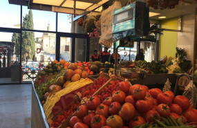 ep puesto de frutas y verduras en el mercado central