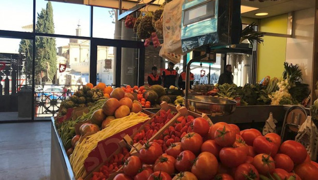 ep puesto de frutas y verduras en el mercado central