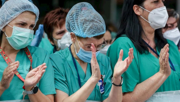 ep sanitarios del hospital severo ochoa de leganes aplauden