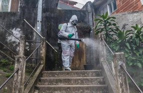 ep trabajos de desinfeccion en una favela de brasil durante la pandemia de coronavirus