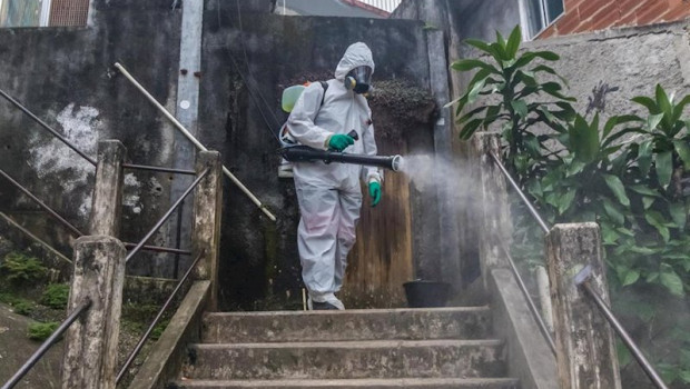 ep trabajos de desinfeccion en una favela de brasil durante la pandemia de coronavirus