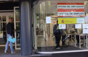 ep un hombre espera en la puerta de una oficina de empleo de madrid