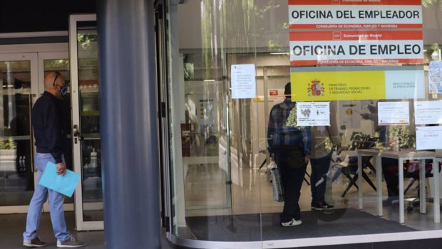 ep un hombre espera en la puerta de una oficina de empleo de madrid