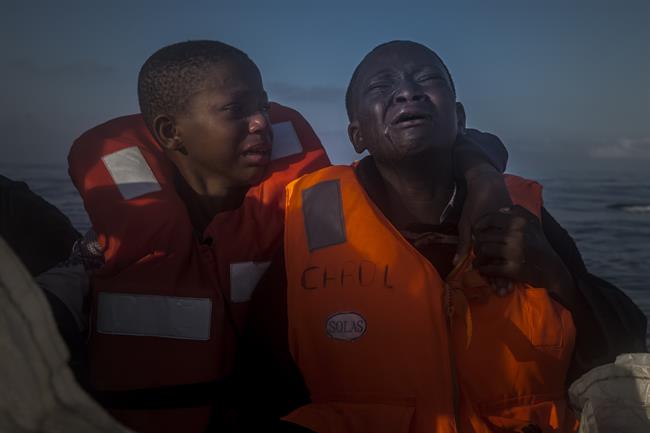 Un niño nigeriano de 11 años consuela a su hermano por la muerte de su madre. | SANTI PALACIOS/AP ep un nino nigeriano11 anos consuelasu hermanola muertesu madre
