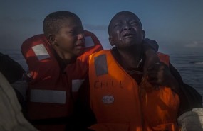 ep un nino nigeriano11 anos consuelasu hermanola muertesu madre