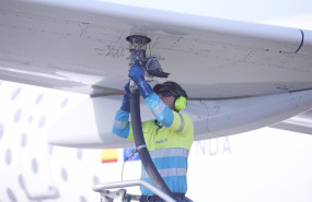 ep un operario realiza la maniobra para recargar un avion ep un operario realiza la maniobra para recargar un avion