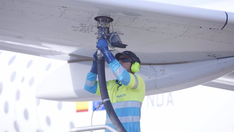 ep un operario realiza la maniobra para recargar un avion ep un operario realiza la maniobra para recargar un avion