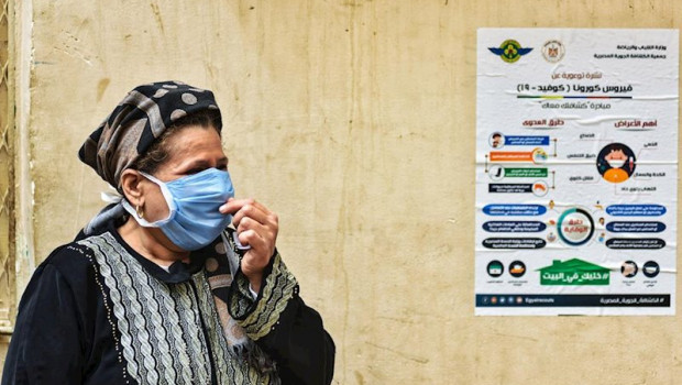 ep una mujer con mascarilla en egipto durante la pandemia de coronavirus
