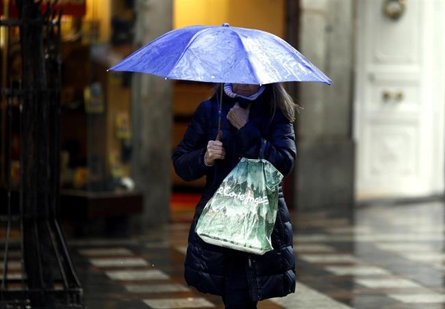 Una mujer sostiene un paraguas bajo la lluvia | EUROPA PRESS ep una mujer sostieneparaguas bajolluvia