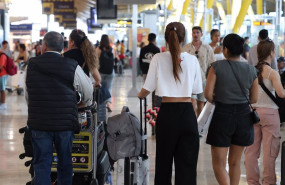 ep varias personas en el aeropuerto adolfo suarez madrid barajas 20240808121103