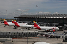 ep varios aviones de iberia aparcados en el aeropuerto de madrid-barajas adolfo suarez durante el