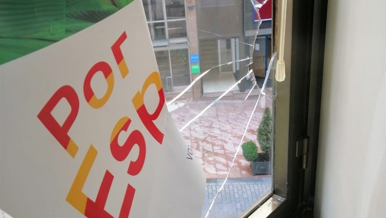 Vox denuncia la rotura de cristales en su sede de Oviedo | VOX. ep vox denunciaroturacristalessu sedeoviedo