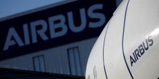 le logo d airbus est photographie a l exterieur du site airbus de saint nazaire 