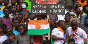 les nigeriens se rassemblent pour soutenir les soldats putschistes et pour exiger le depart de l ambassadeur de france dans la capitale niamey au niger 