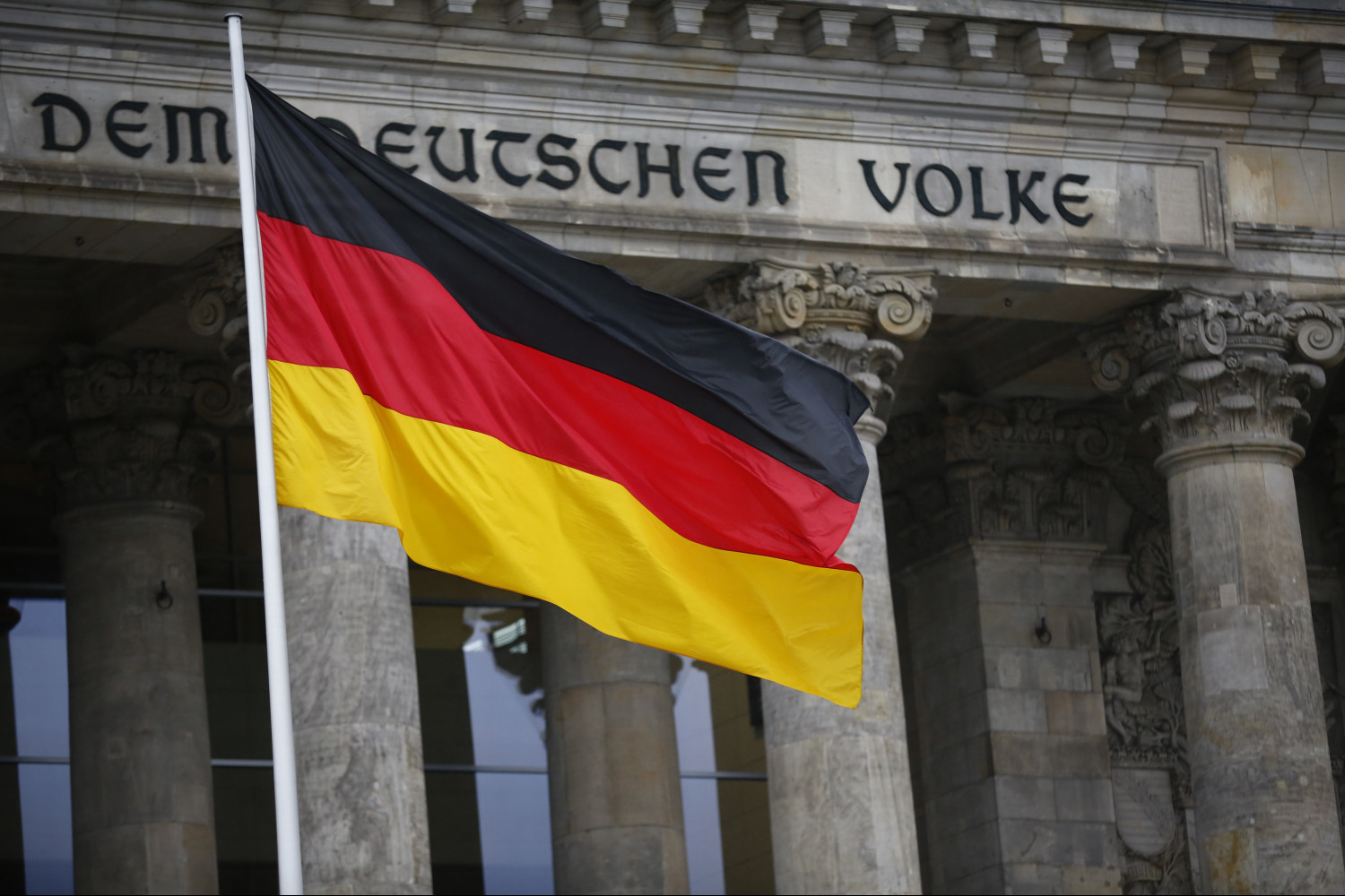 photo du drapeau allemand a l exterieur du parlement allemand bundestag 