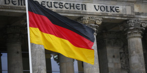 photo du drapeau allemand a l exterieur du parlement allemand bundestag photo du drapeau allemand a l exterieur du parlement allemand bundestag