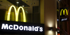 un mcdonald s mcdo en france le 1er mars 2016 avec un mccafe en arriere plan 